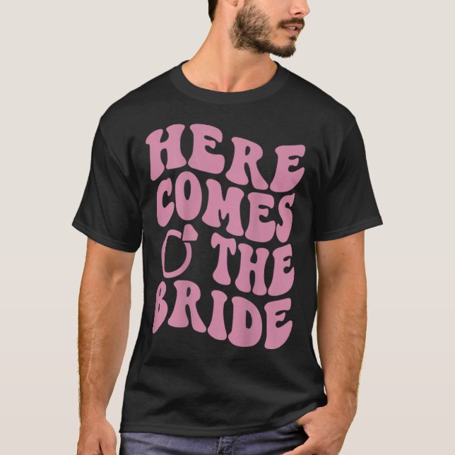 Här kommer Bride Groovy Groom, engagerad fru Bache T Shirt (Framsida)