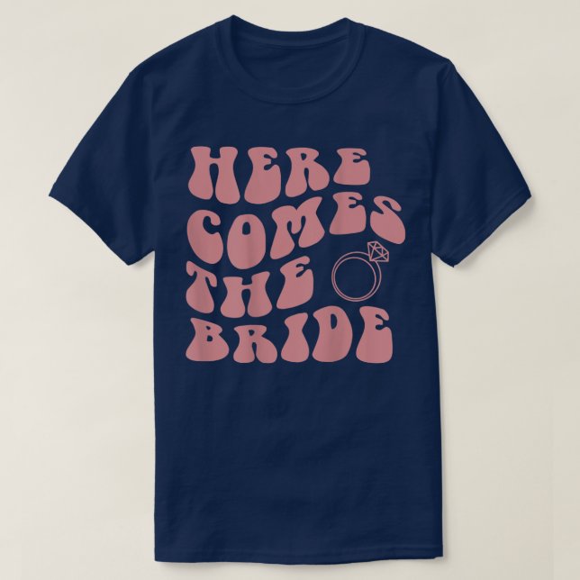 Här kommer Bride Ring Aesthetic Trend T Shirt (Design framsida)