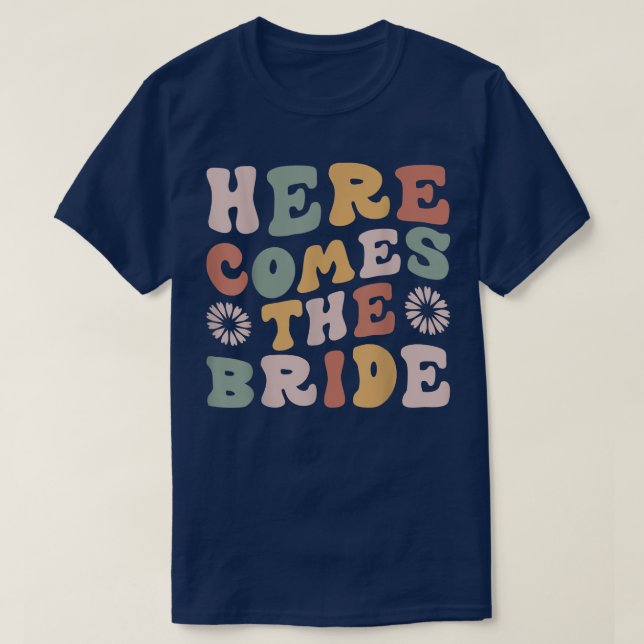Här kommer bruden Bröllopsring Bärare Blomster Gi T Shirt (Design framsida)