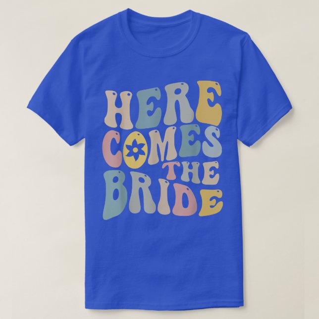 Här kommer bruden Bröllopsring Bärare Blomster Gi T Shirt (Design framsida)
