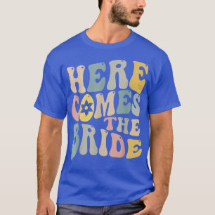 Här kommer bruden Bröllopsring Bärare Blomster Gi T Shirt