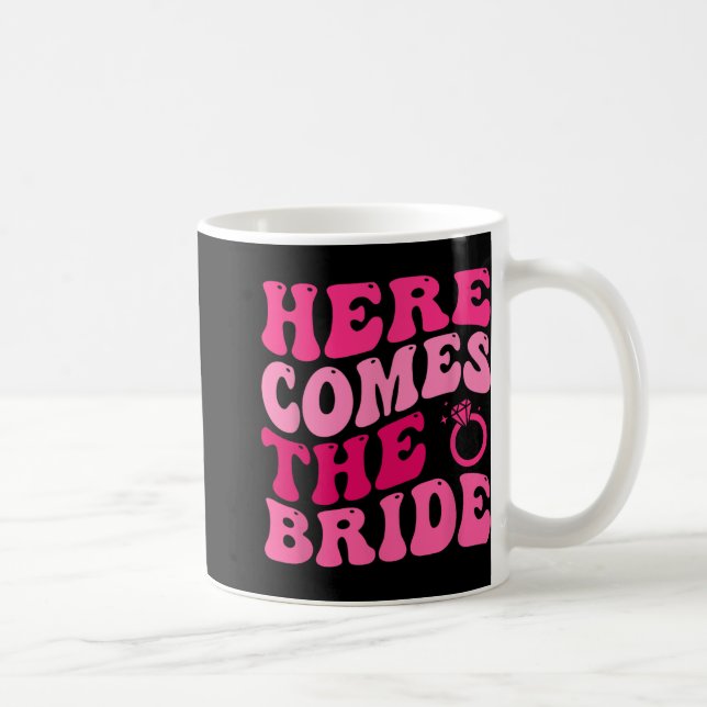 Här kommer bruden Bröllopsring Bärare Blomsterpojk Kaffemugg (Höger)
