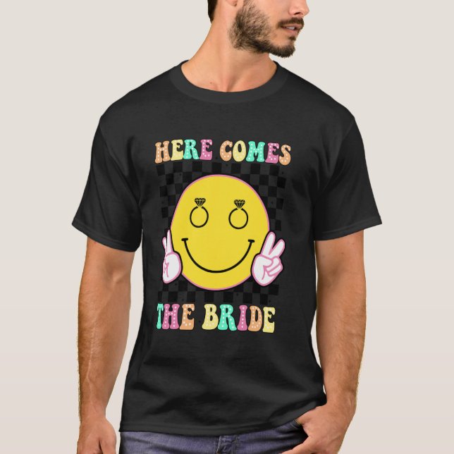 Här kommer bruden Groovy möhippa te T Shirt (Framsida)
