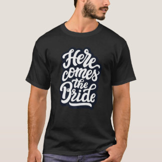 Här kommer bruden Spenalös fest Brud Träningskläde T Shirt