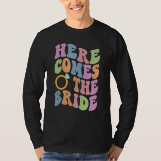 Här kommer bruden Speningsfest Trendig vigsel T Shirt