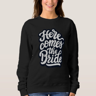 Här kommer bruden Systerparty Brud Träningskläder T Shirt
