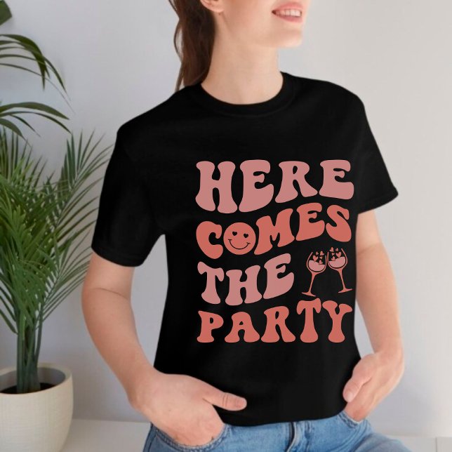 Här kommer delen retro Bachelorette bröllop T Shirt (Skapare uppladdad)