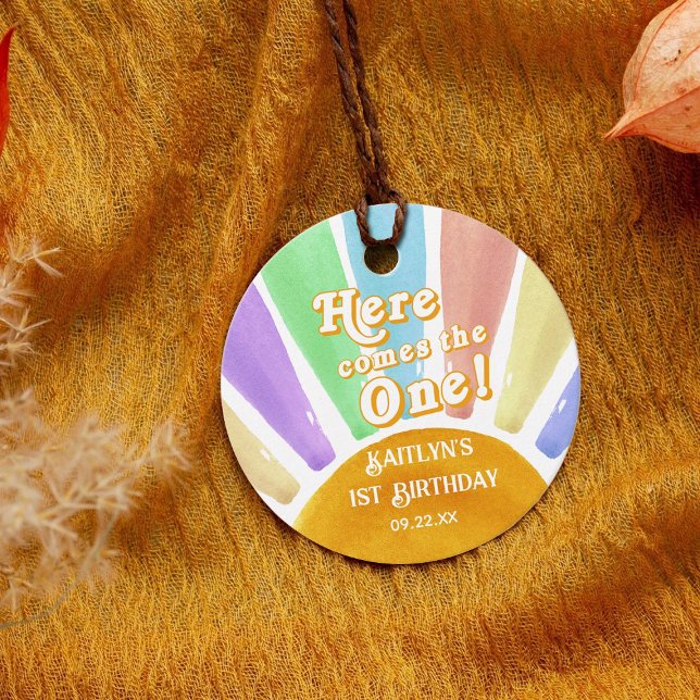 Här kommer den! Retro Boho Sol 1:a födelsedag Gåvor Etiketter (Skapare uppladdad)