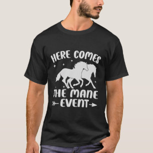 Här kommer händelsen Mane - Lustigt Cowboy - Cowgi T Shirt