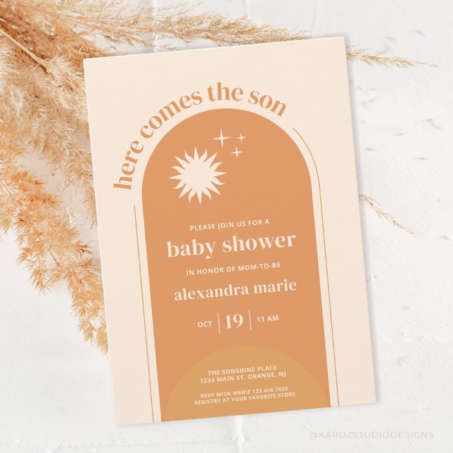 Här kommer inbjudan till Son Boho Baby Shower (Here comes the son, boho baby shower invitation. Ochre terracotta with arc, sunshine, and stars.)