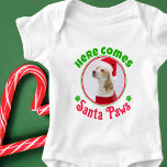 Här kommer jultomten i Tassar Hund Photo Red Gree T Shirt<br><div class="desc">Pressa baby för helgdagarna i den här söta personligen om baby-kroppsdräkt i julen med ett foto av baby hund syster eller hund. Santa Tassar. "Här kommer Santa Tassar"-texten kan anpassas. Underbar för helgdag!!! Gör en tankfull gåva till alla hund eller hund med nyfödd bebis. Röd och Grönt Text och accenter....</div>