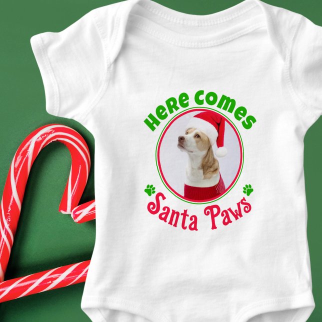 Här kommer jultomten i Tassar Hund Photo Red Gree T Shirt (Here comes Santa Paws - cute baby bodysuit with your dog's photo. Red and Green text and accents)