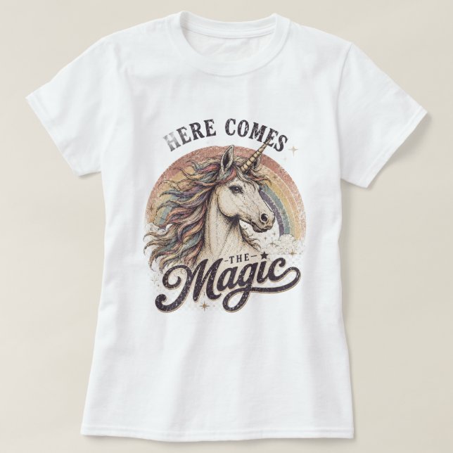 HÄR KOMMER MAGIN T SHIRT (Design framsida)