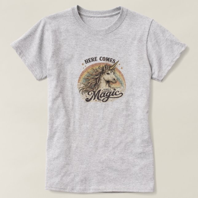 HÄR KOMMER MAGIN T SHIRT (Design framsida)