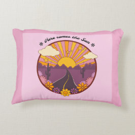 Här kommer Pillow Sol (Rosa) Prydnadskudde