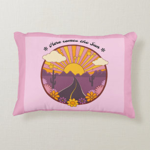 Här kommer Pillow Sol (Rosa) Prydnadskudde