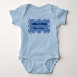 Här kommer problem! Baby-kroppsdräkt T-Shirt
