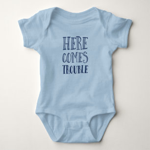 Här kommer problem med baby överst, gullig nyfödd t shirt