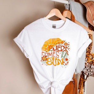 Här kommer Sol Cute Blommigt Inspiritivity T-Shirt