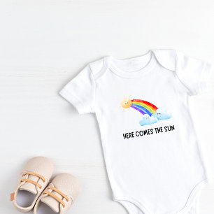 Här kommer sol Regnbåge Baby Bodydräkt T Shirt