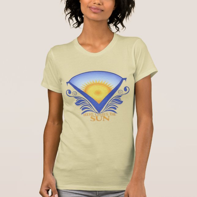 Här kommer Sol - Vibrant Sunrise-grafiktecken T Shirt (Framsida)