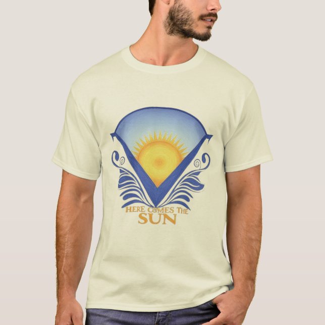 Här kommer Sol - Vibrant Sunrise-grafiktecken T Shirt (Framsida)
