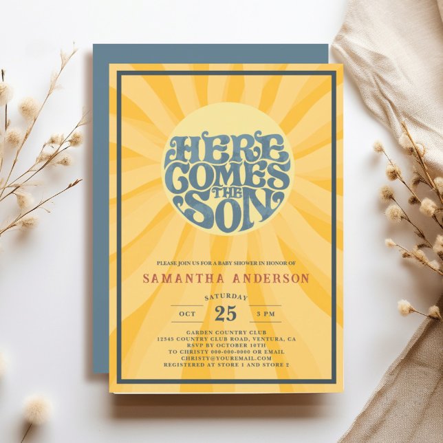 Här kommer Son Baby Shower Inbjudningar (Here Comes the Son retro baby shower invitation features fun sun shape typography with rays.)