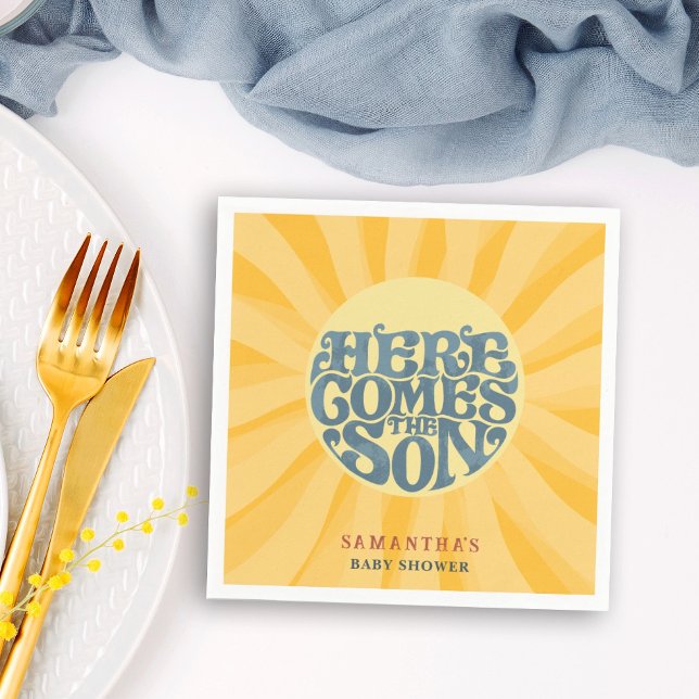 Här kommer Son Retro Baby Shower Pappersservett (Here comes the son baby shower napkin with a sun with rays in the background with retro typography.)