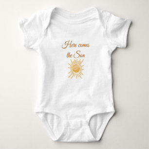 Här kommer Son Sunshine Ray från Sol Pojke T Shirt