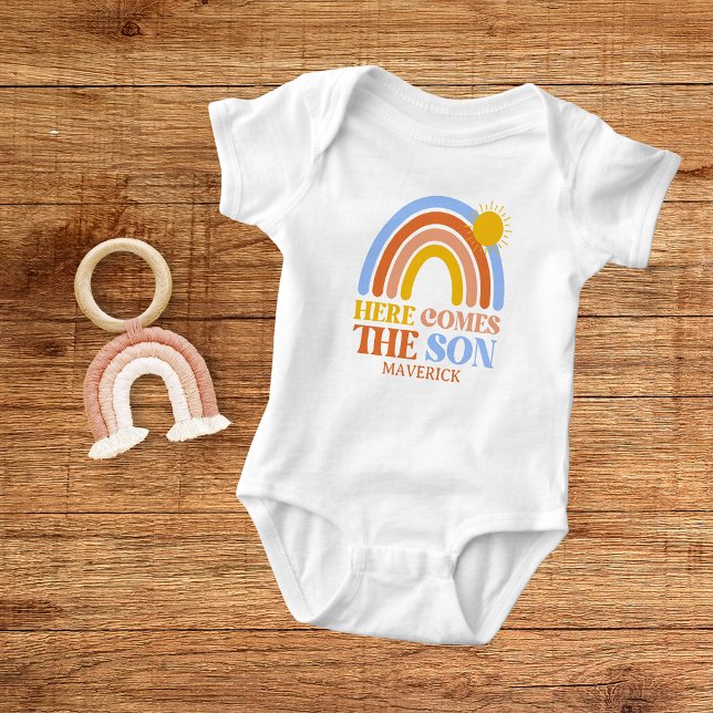 Här Kommer Sonen Regnbågs Pojken  T Shirt (Skapare uppladdad)