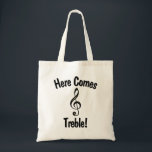Här kommer Treble! Funny Tote-väska för musiker Tygkasse<br><div class="desc">Den här lustiga tote-väskan har en bild i en G-clef, som också kallas treble clef. Rubriken lyder: här kommer Treble! Det är ett skämt som bara musiker eller musiker studenter förstår. Den här filmen är perfekt för att bära lakan musik eller andra musikförnödenheter och ger en underbar gåva till musiker...</div>