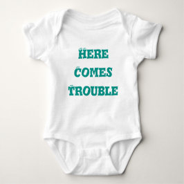 Här kommer Trouble Baby Jersey Bodykoste T Shirt