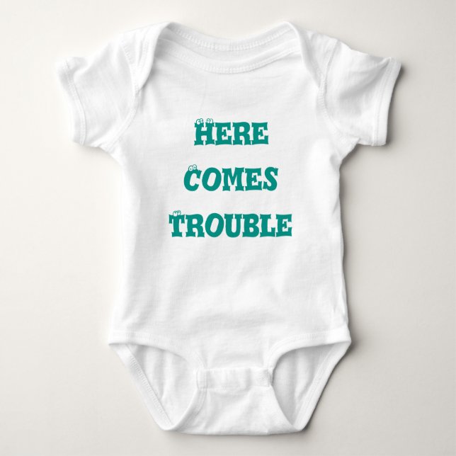 Här kommer Trouble Baby Jersey Bodykoste T Shirt (Framsida)