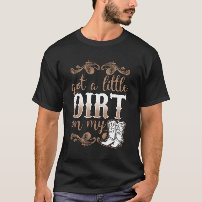 Har lite smutsig på mina Boots Roligt Land T Shirt (Framsida)