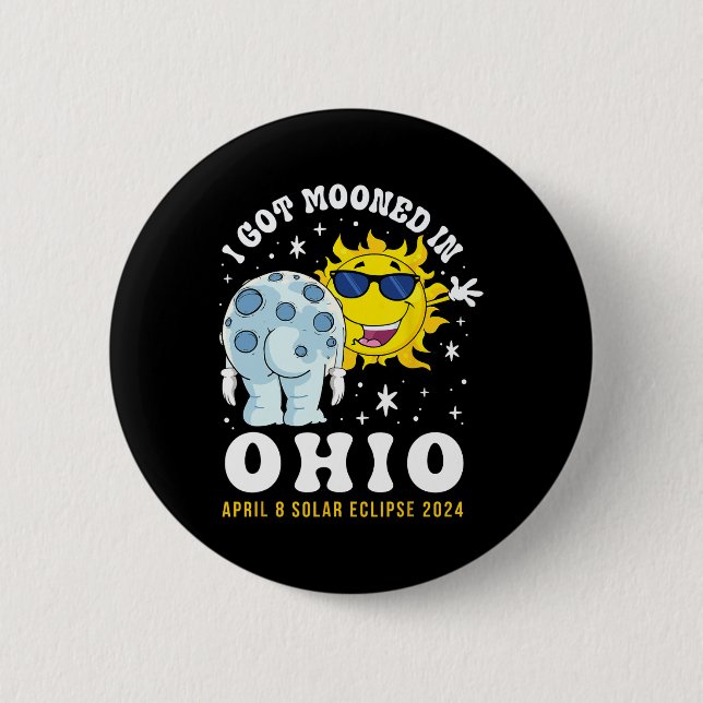 Har Mooned in Ohio Total Solar Eclipse 2024 Knapp (Framsida)