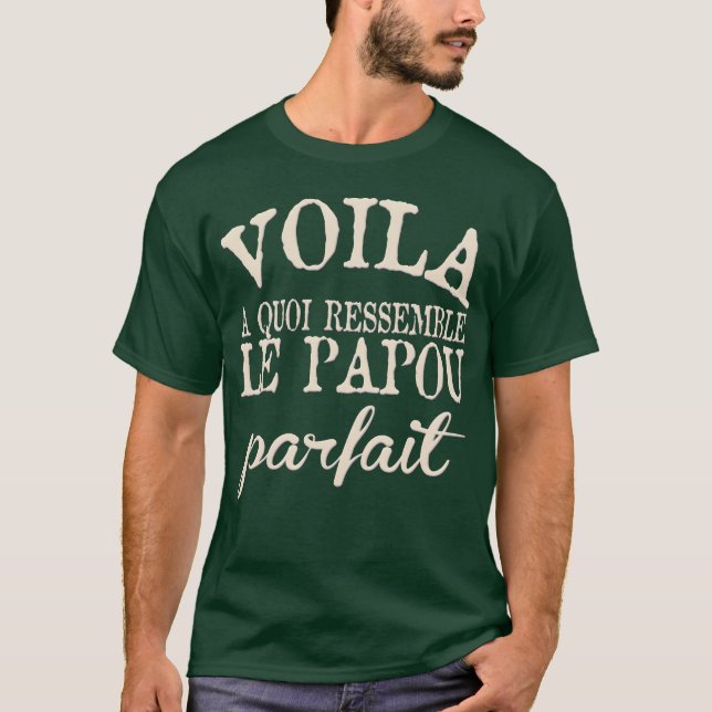 HÄR SÄGER VI HUR PAPPA SER UT2 vänner T Shirt (Framsida)