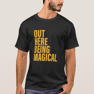 Här ute är magisk apparat t shirt