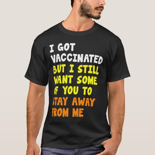 Har Vaccinerad men vill ändå att du stannar T Shirt (Framsida)