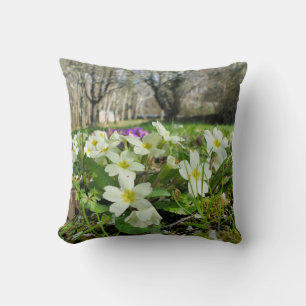 Harbinger från Vår Throw Cushion Kudde