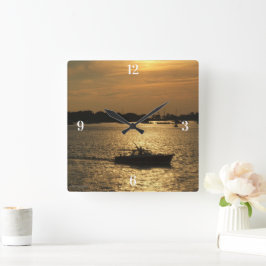Harbor Boat Scene sent i kväll Sol bakom moln Fyrkantig Klocka