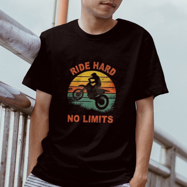 Hard No Limits Retro Sunset Graphic Tee for Bikers (Skapare uppladdad)