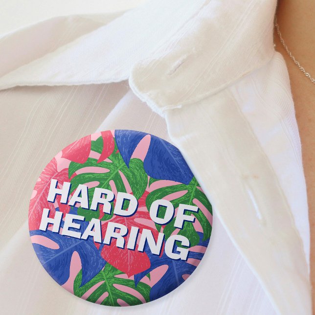Hårda hörningar av Rosa Blå Grönt Tropiskt Löv Knapp (Mockup of pin on woman's blouse)