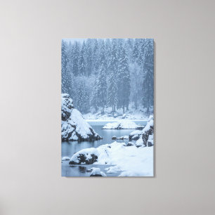 Hårda snö fall sjö Fusine, Italien Canvastryck