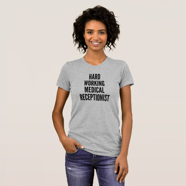 Hårdarbetande Sjukvårdsreceptionist T Shirt (Hel framsida)