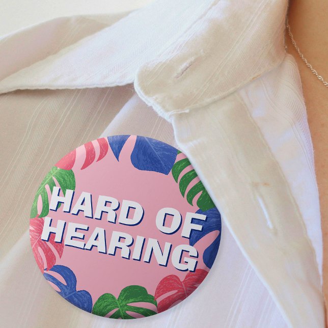 Hårdhet vid hörandet av kvinnligt Rosa Tropiskt Lö Knapp (Mockup of badge on women's blouse)