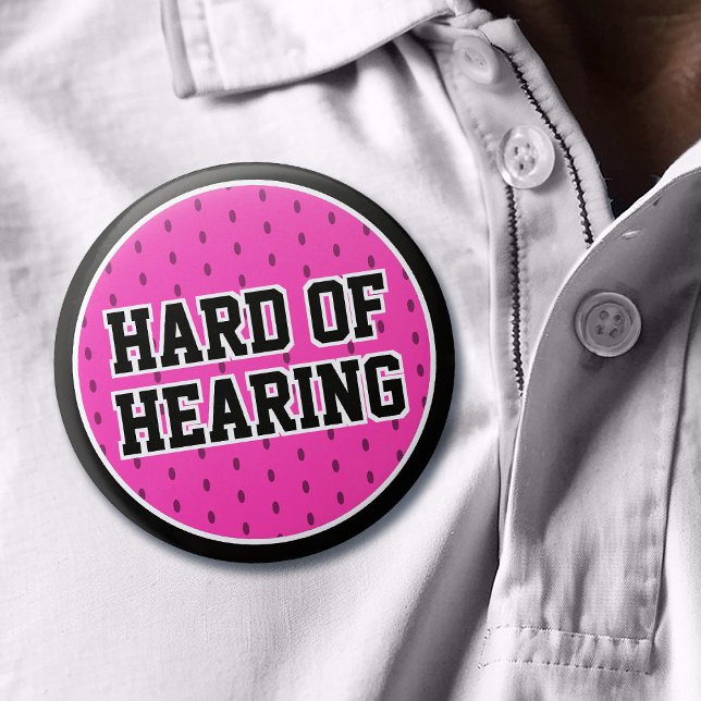 Hårdhet vid hörandet av Rosa Black Sporty Varsity  Knapp (Mockup of pin on white polo shirt)
