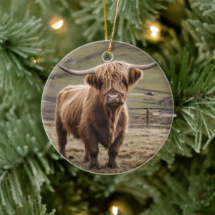 **"Hårig Majestät: Wooly Brown Highland Cow"** Julgransprydnad Keramik