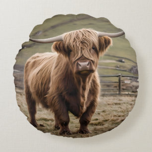 **"Hårig Majestät: Wooly Brown Highland Cow"** Rund Kudde