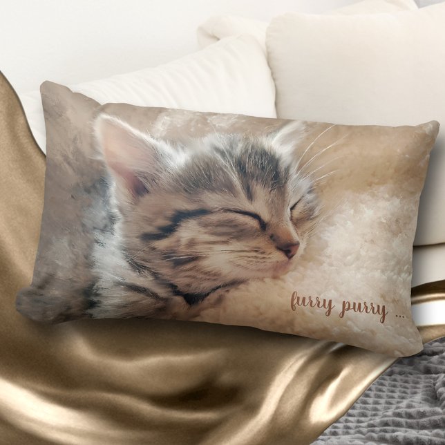 Hårig Purry Kattunge Fine Art Pillow Lumbarkudde (Personalized pillow featuring a painted cute kitty sleeping on fluffy background)