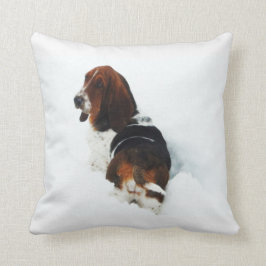 Härlig Bassethund i snödekorativ kudde
